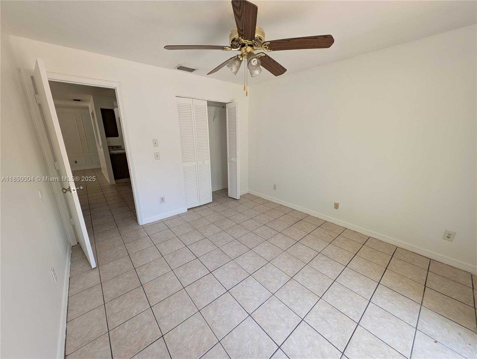 Small Image of 915 TURTLE COVE LN #2, Vero Beach Number 5