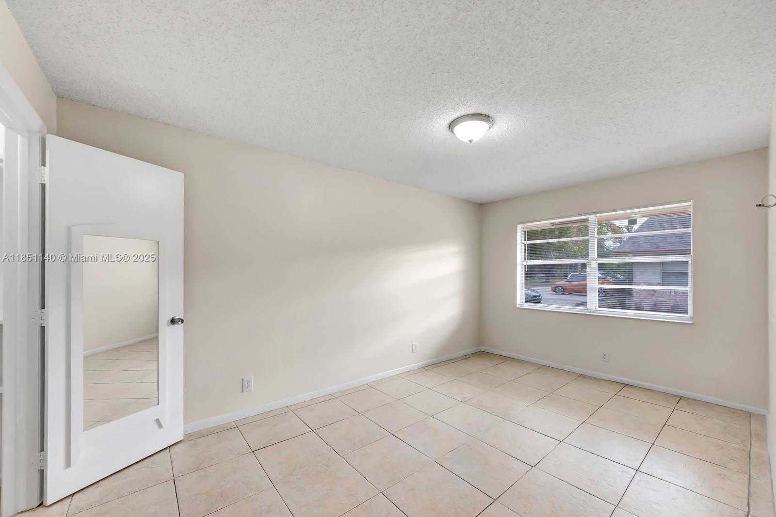 Small Image of 2610 RIVERLAND DR #2, Fort Lauderdale Number 6