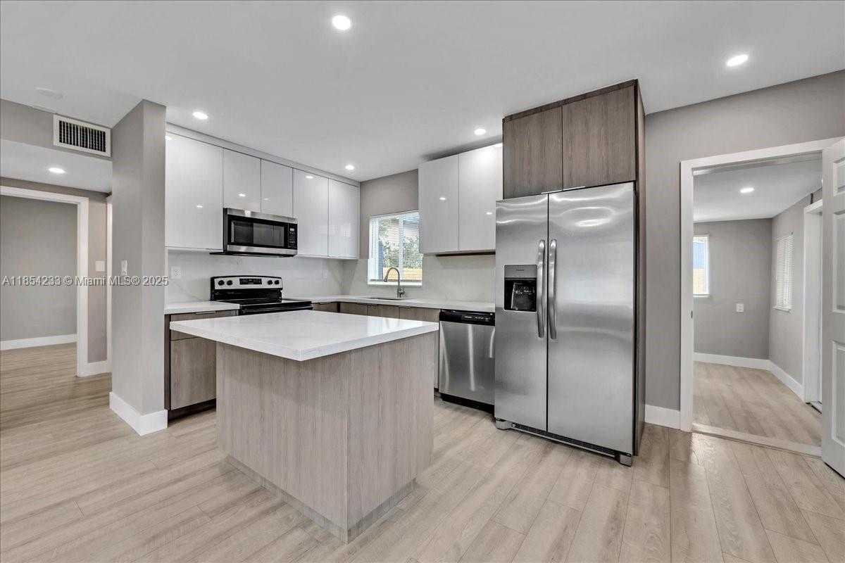 Small Image of 108 SOUTH EAST 23RD ST #2, Fort Lauderdale Number 3