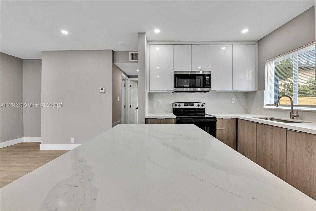 Small Image of 108 SOUTH EAST 23RD ST #2, Fort Lauderdale Number 4
