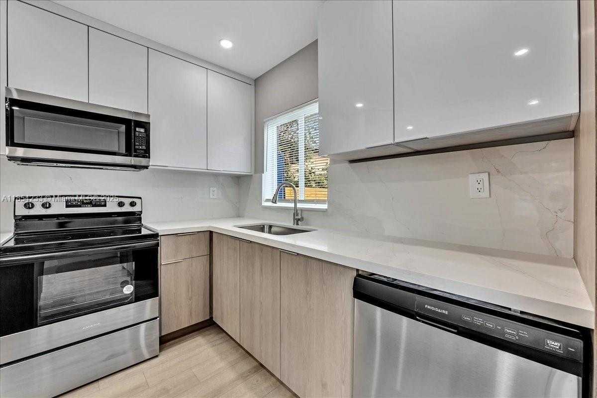Small Image of 108 SOUTH EAST 23RD ST #2, Fort Lauderdale Number 5