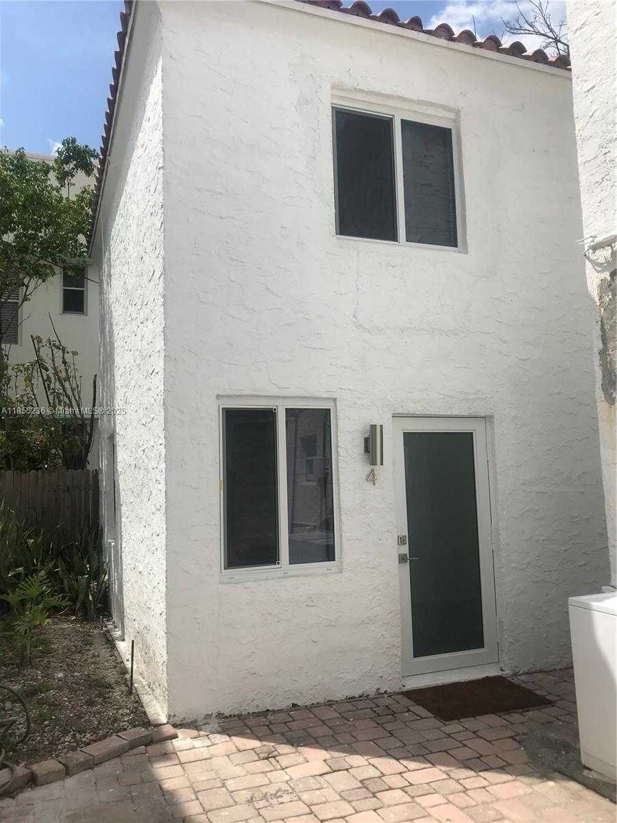 Small Image of 2816 PINE TREE DR, Miami Beach Number 10
