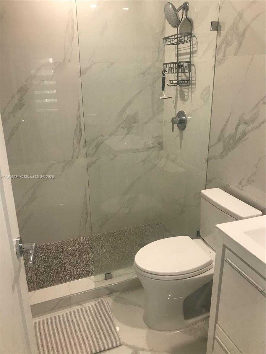 Small Image of 2816 PINE TREE DR, Miami Beach Number 11
