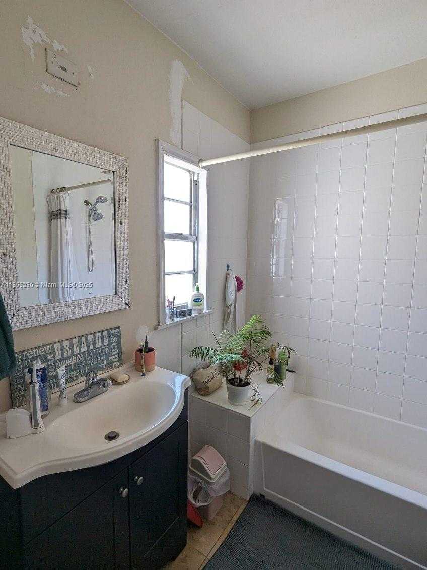 Small Image of 2816 PINE TREE DR, Miami Beach Number 12