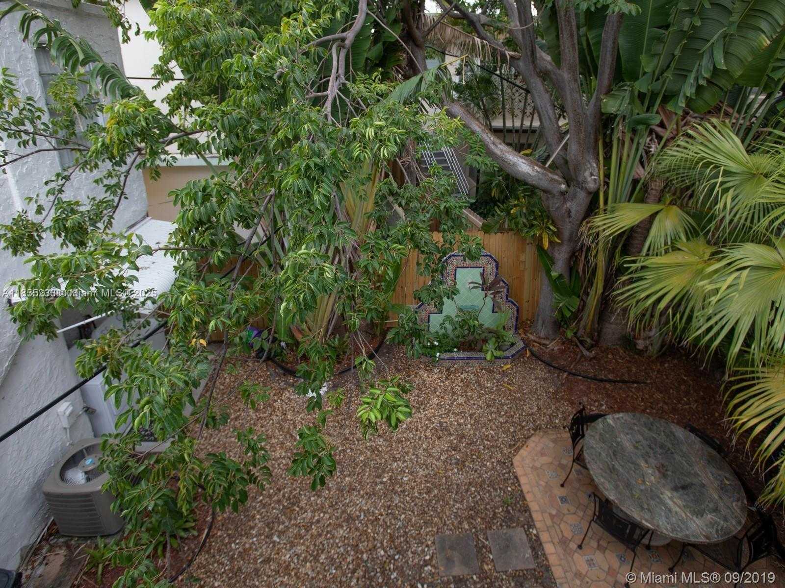 Small Image of 2816 PINE TREE DR, Miami Beach Number 3