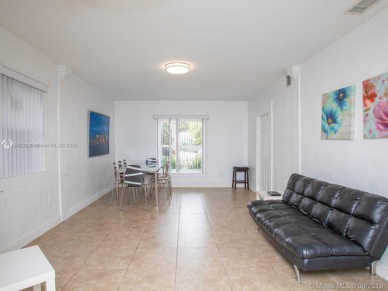 Small Image of 2816 PINE TREE DR, Miami Beach Number 4