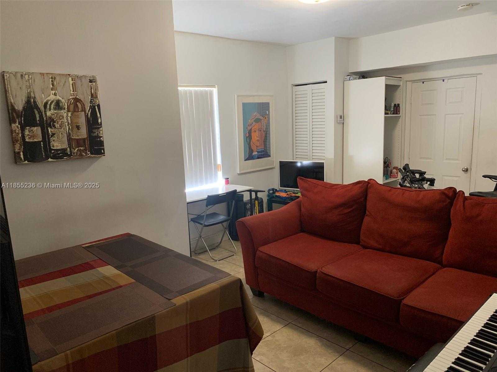 Small Image of 2816 PINE TREE DR, Miami Beach Number 5