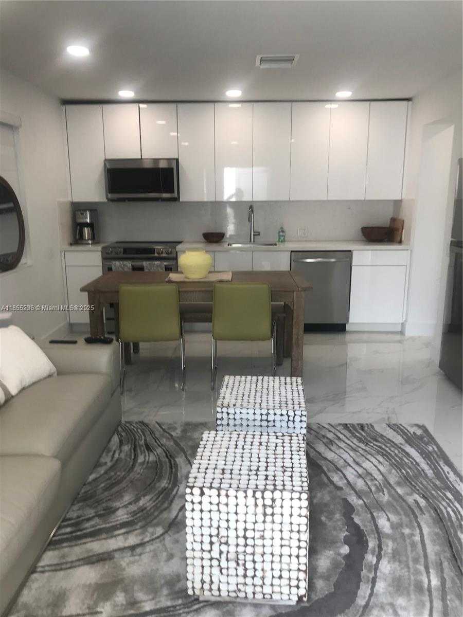 Small Image of 2816 PINE TREE DR, Miami Beach Number 7