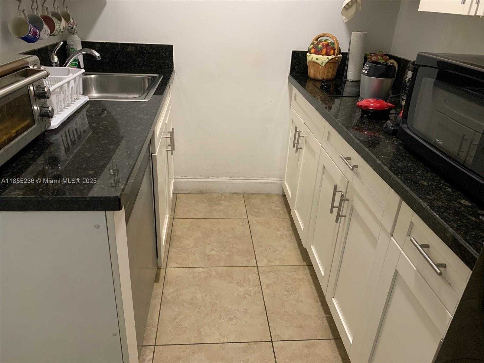 Small Image of 2816 PINE TREE DR, Miami Beach Number 8