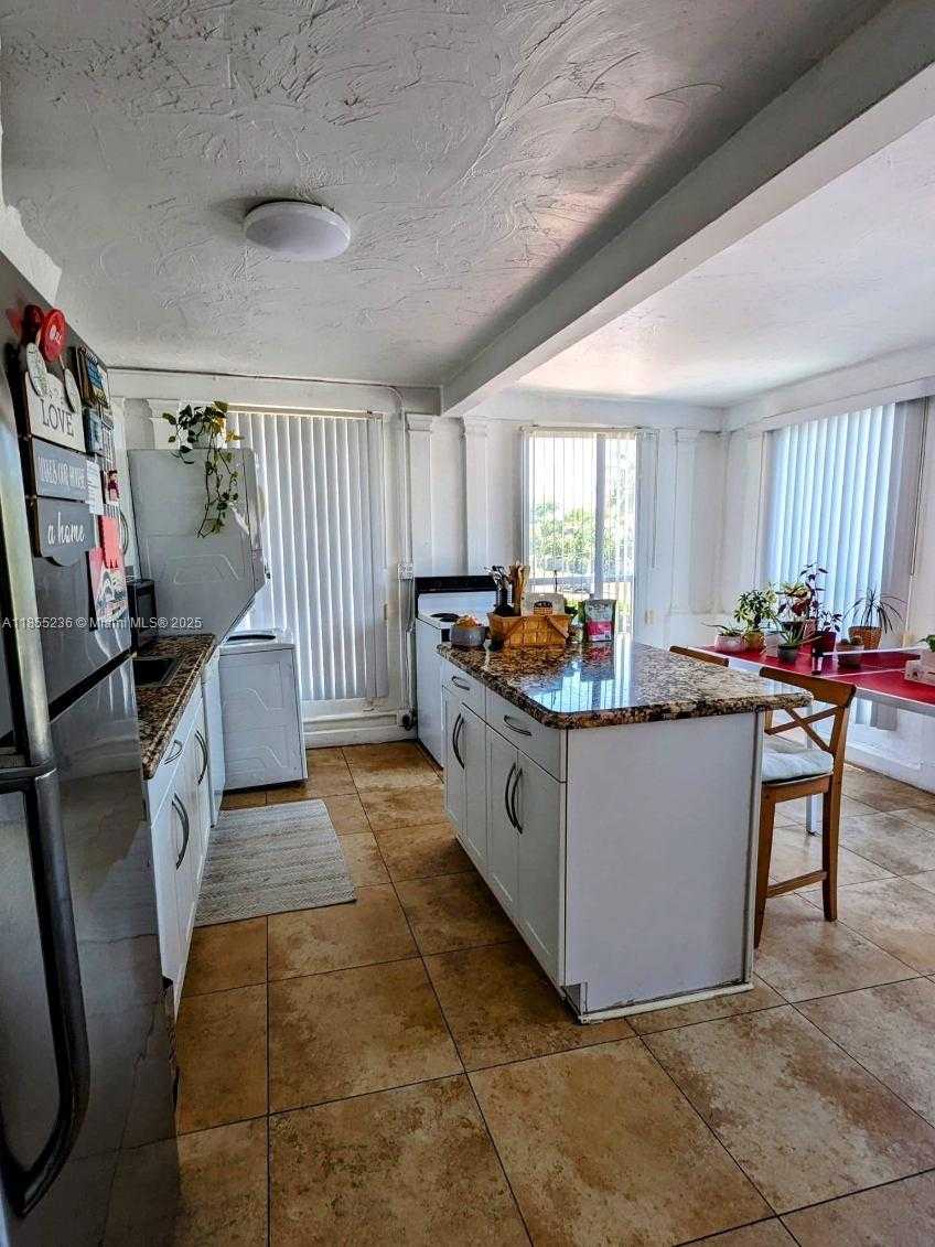Small Image of 2816 PINE TREE DR, Miami Beach Number 9