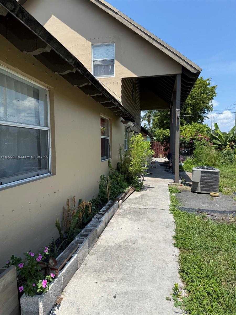 Small Image of 1801 GARDENIA RD, Fort Lauderdale Number 11