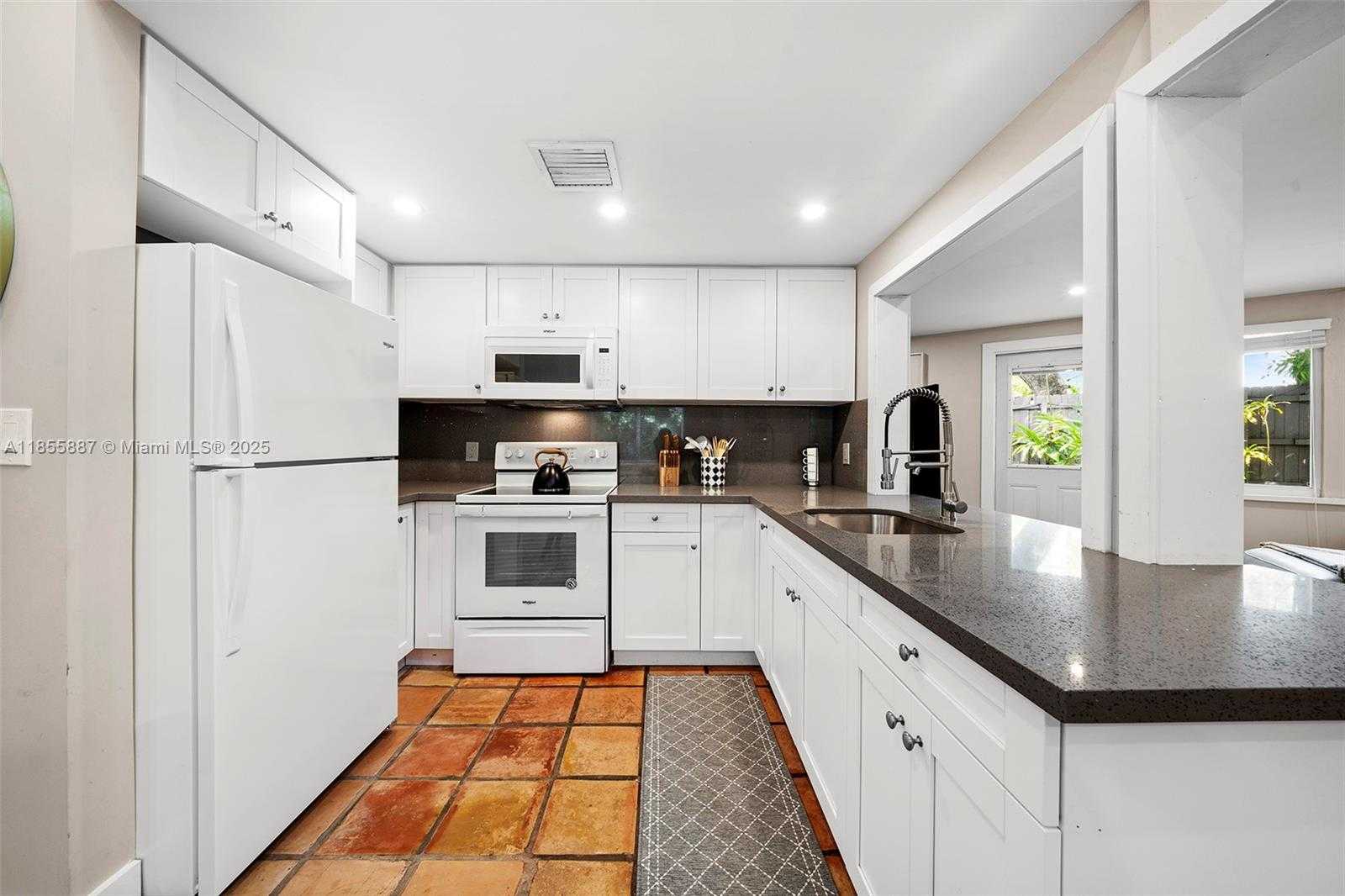 Small Image of 3586 MAIN HWY #3, Coconut Grove Number 30