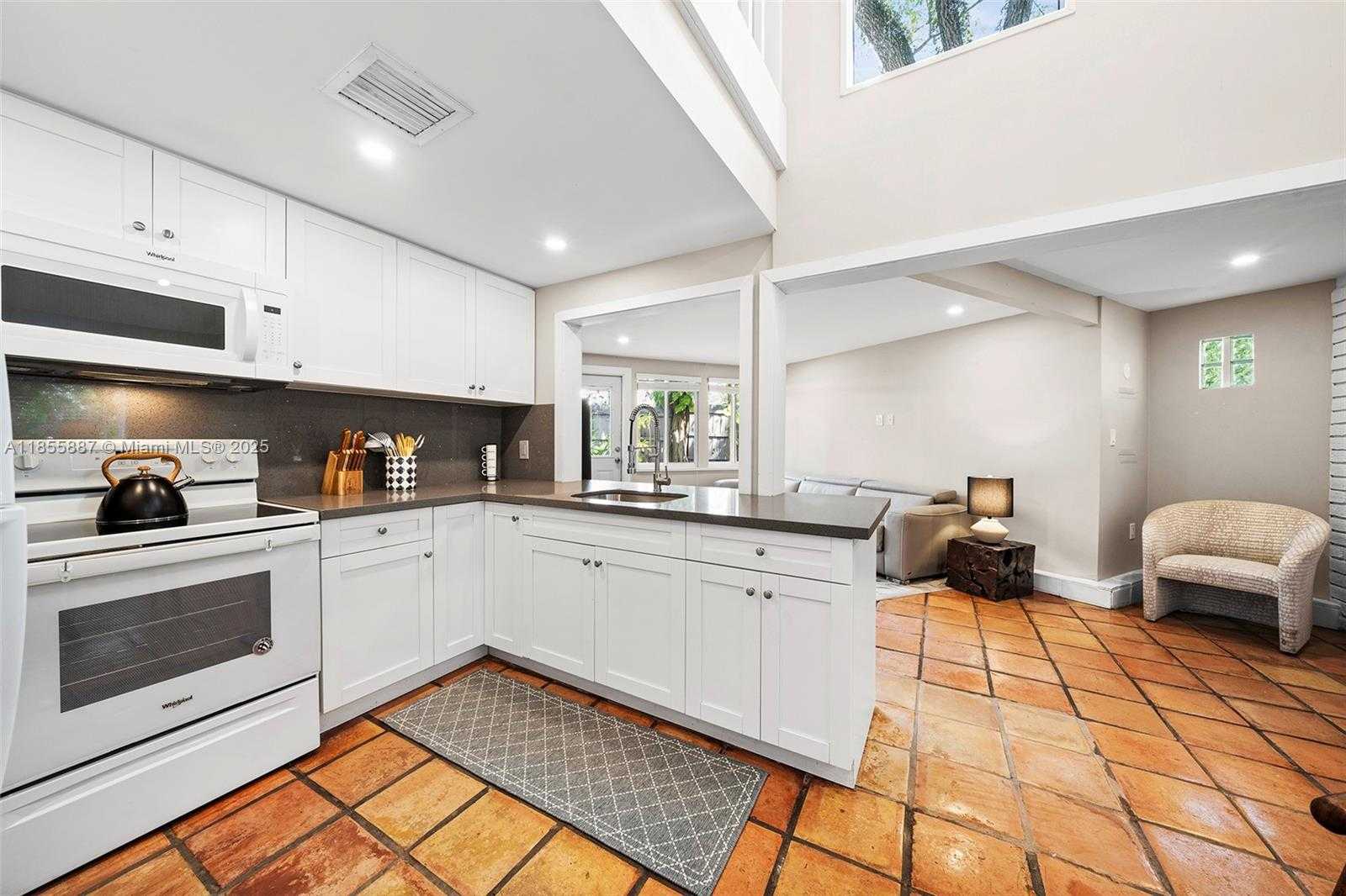 Small Image of 3586 MAIN HWY #3, Coconut Grove Number 31