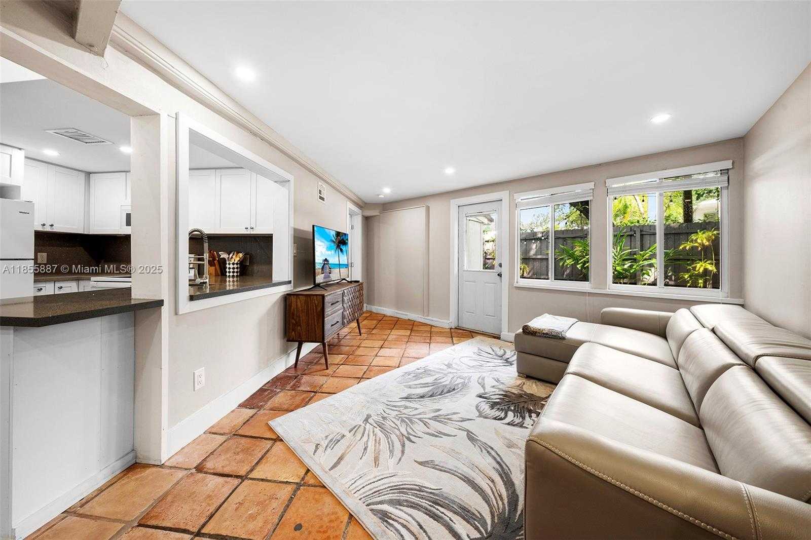 Small Image of 3586 MAIN HWY #3, Coconut Grove Number 34