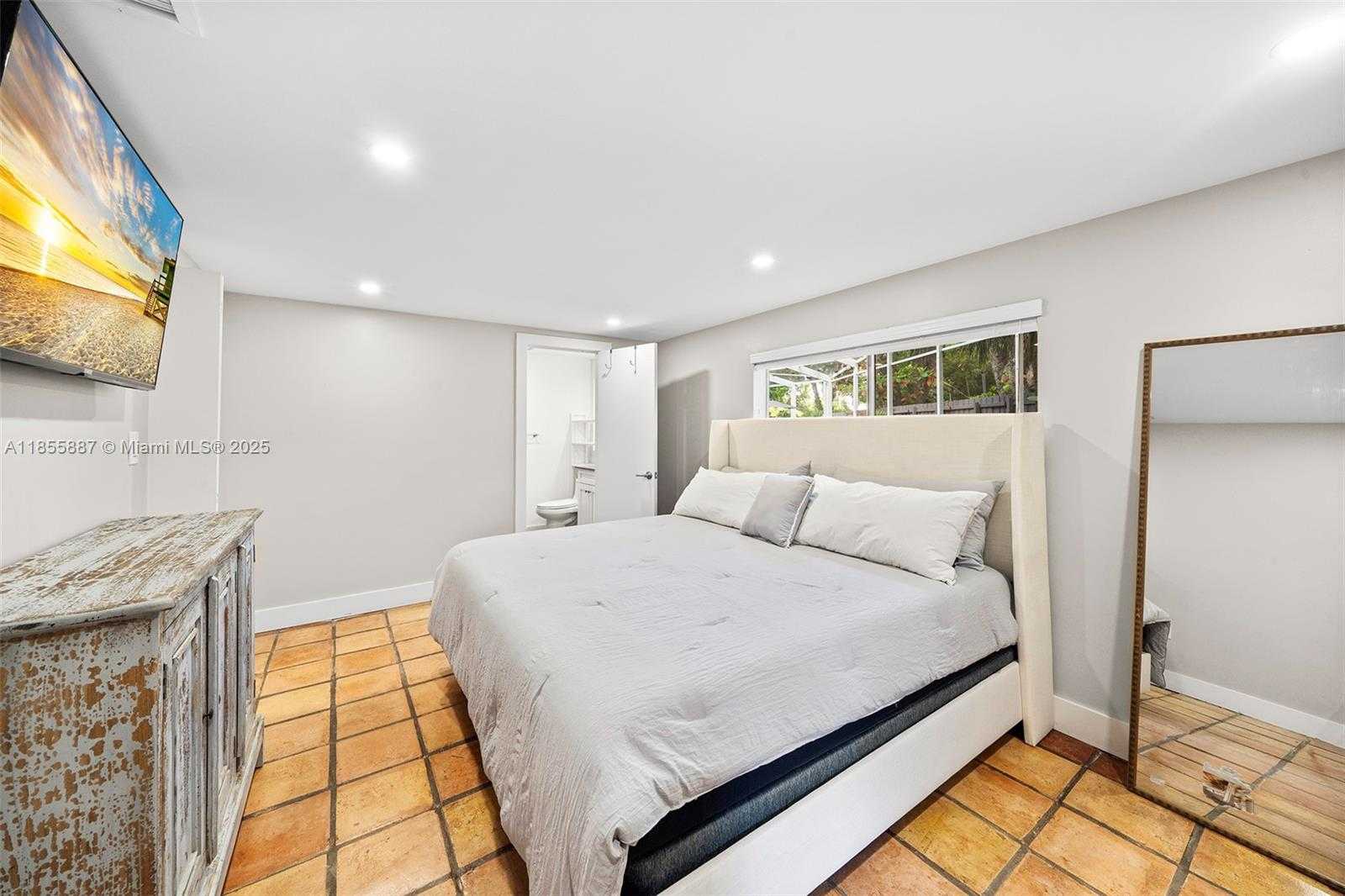 Small Image of 3586 MAIN HWY #3, Coconut Grove Number 37