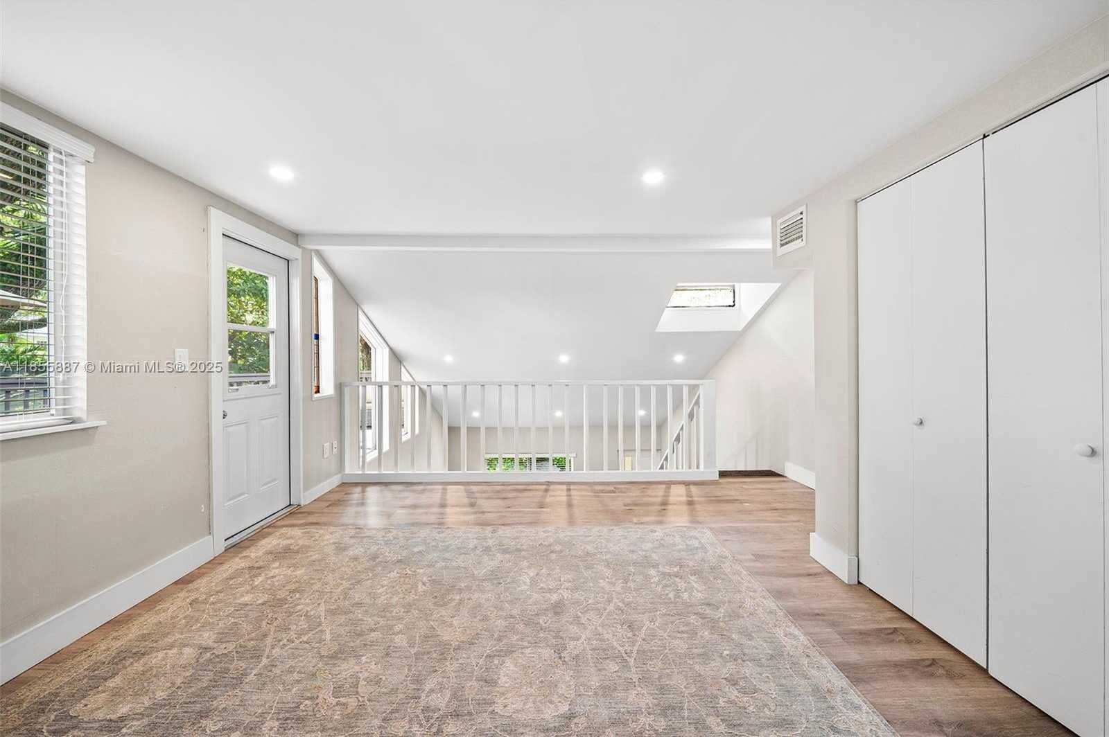 Small Image of 3586 MAIN HWY #3, Coconut Grove Number 40