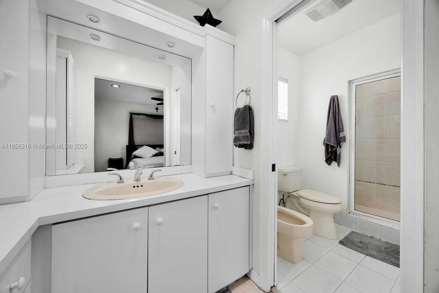 Small Image of 10504 SOUTH WEST 77TH CT, Pinecrest Number 13