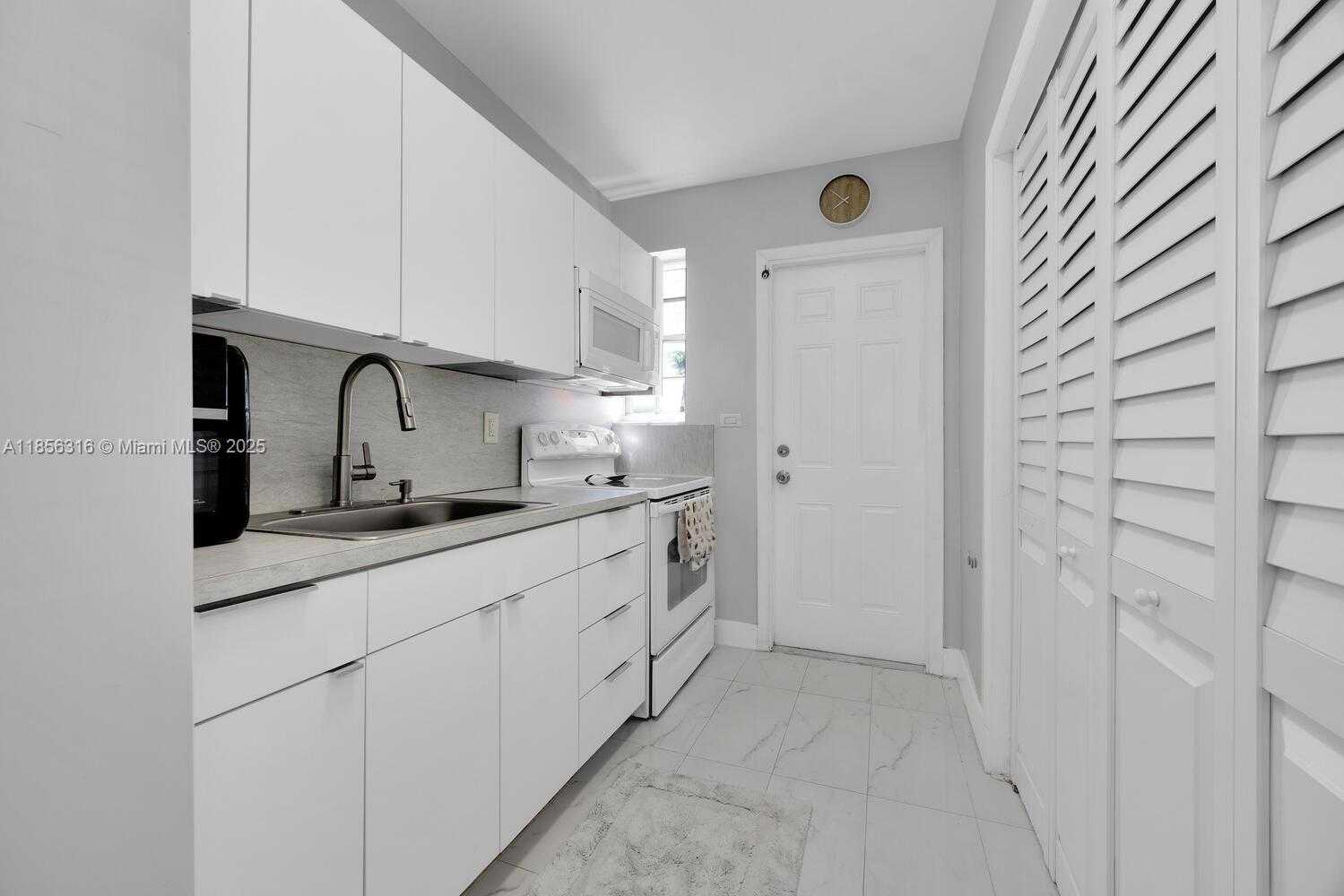 Small Image of 10504 SOUTH WEST 77TH CT, Pinecrest Number 15