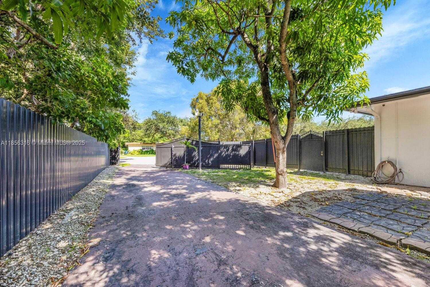 Small Image of 10504 SOUTH WEST 77TH CT, Pinecrest Number 38