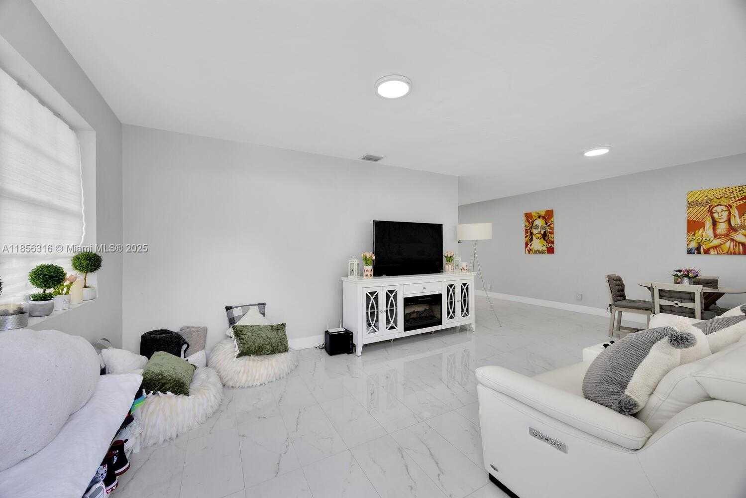 Small Image of 10504 SOUTH WEST 77TH CT, Pinecrest Number 9