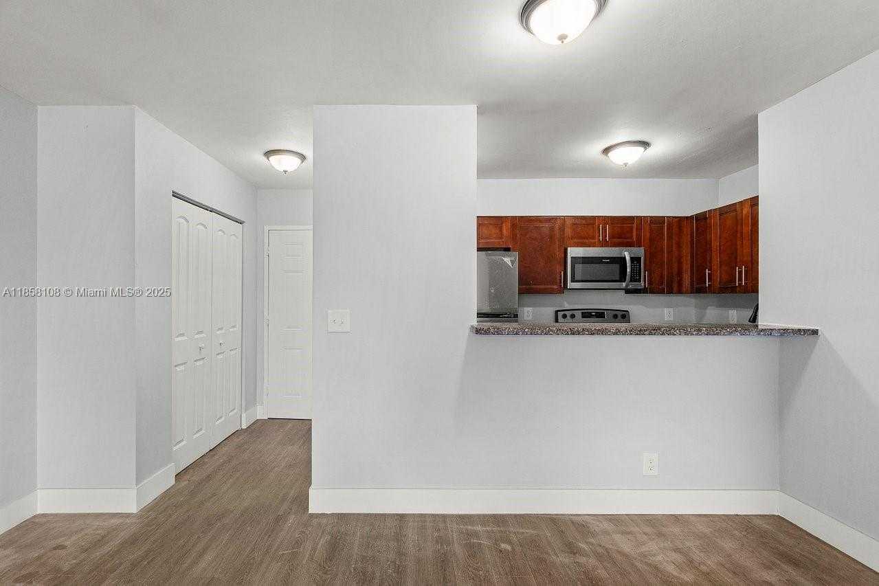 Small Image of 1530 CRESCENT CIR #8, West Palm Beach Number 11