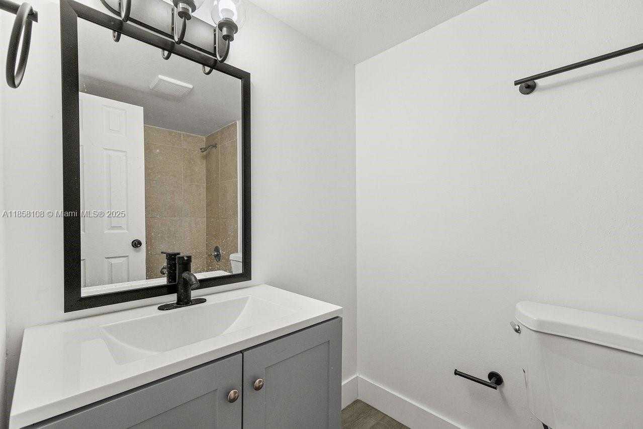 Small Image of 1530 CRESCENT CIR #8, West Palm Beach Number 15