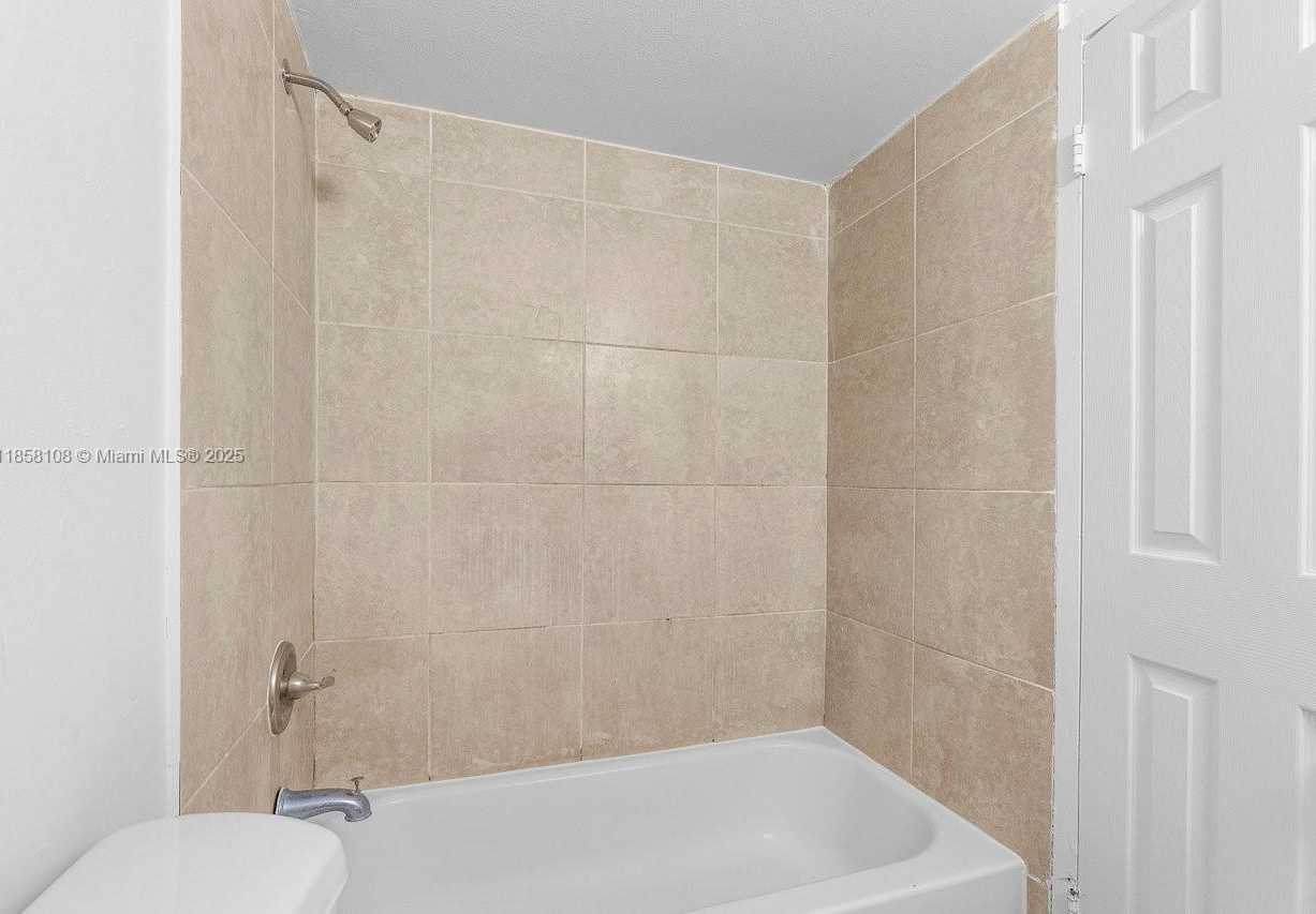 Small Image of 1530 CRESCENT CIR #8, West Palm Beach Number 16