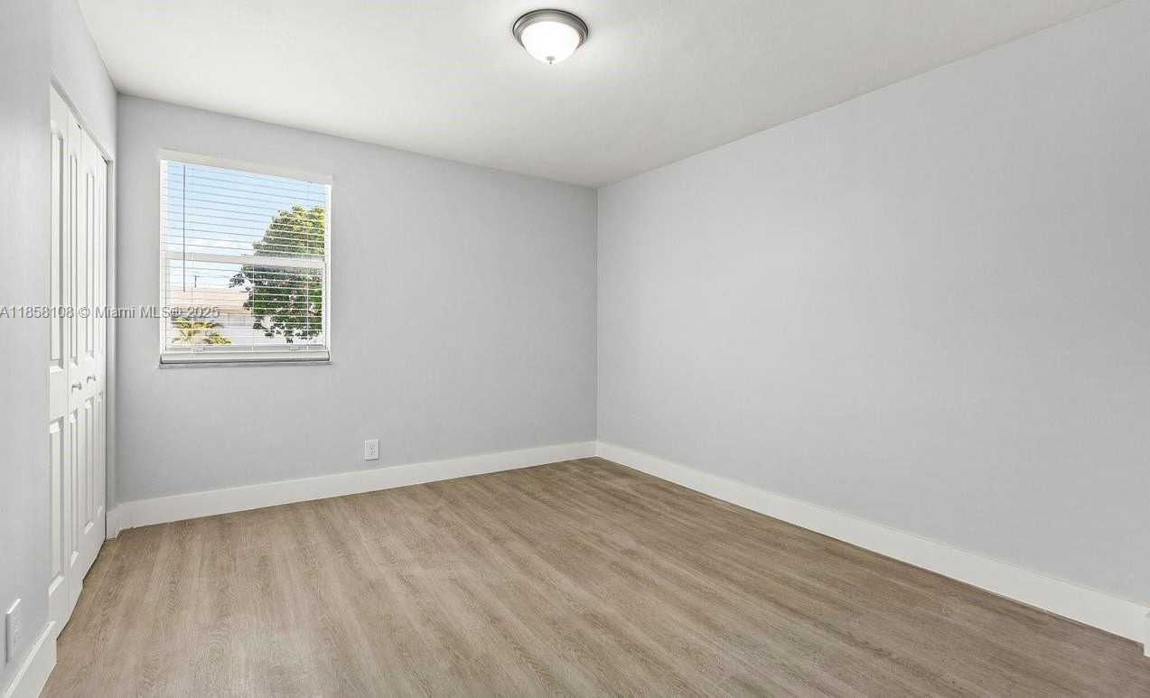 Small Image of 1530 CRESCENT CIR #8, West Palm Beach Number 17