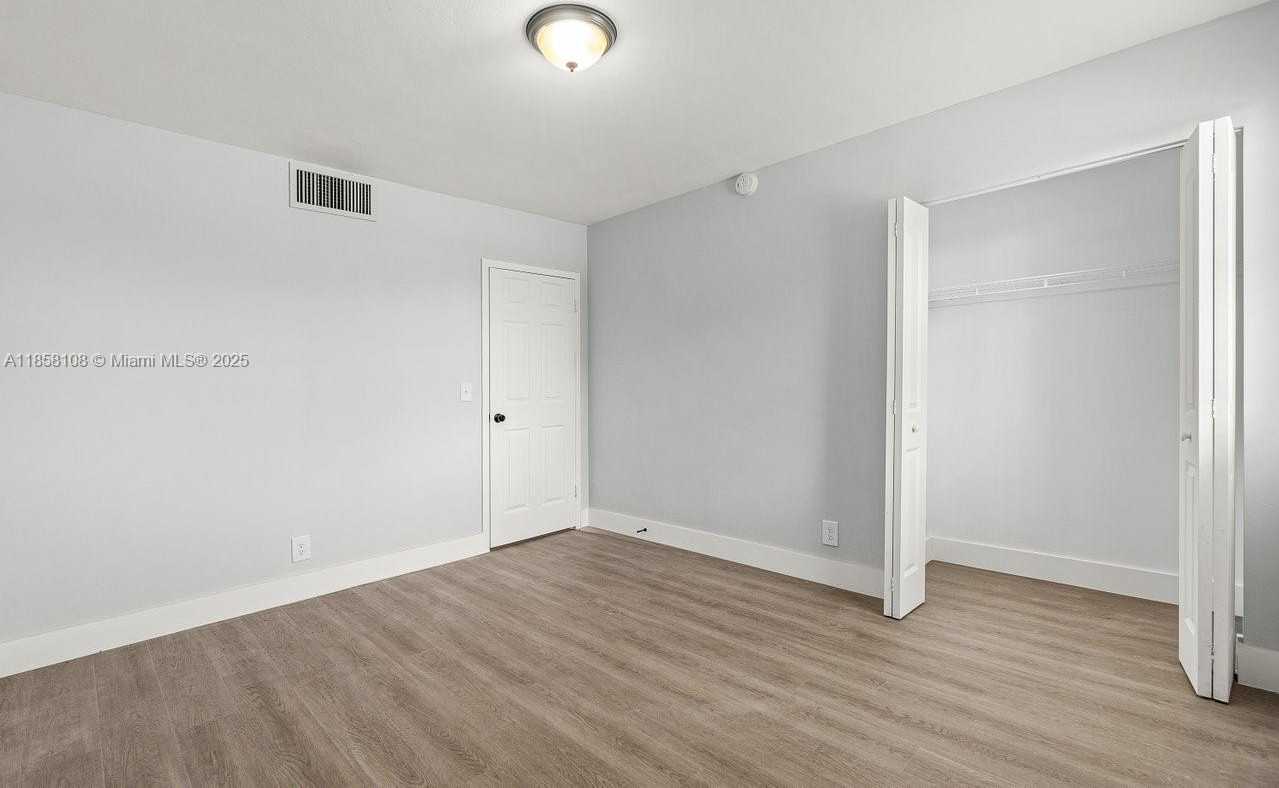 Small Image of 1530 CRESCENT CIR #8, West Palm Beach Number 19