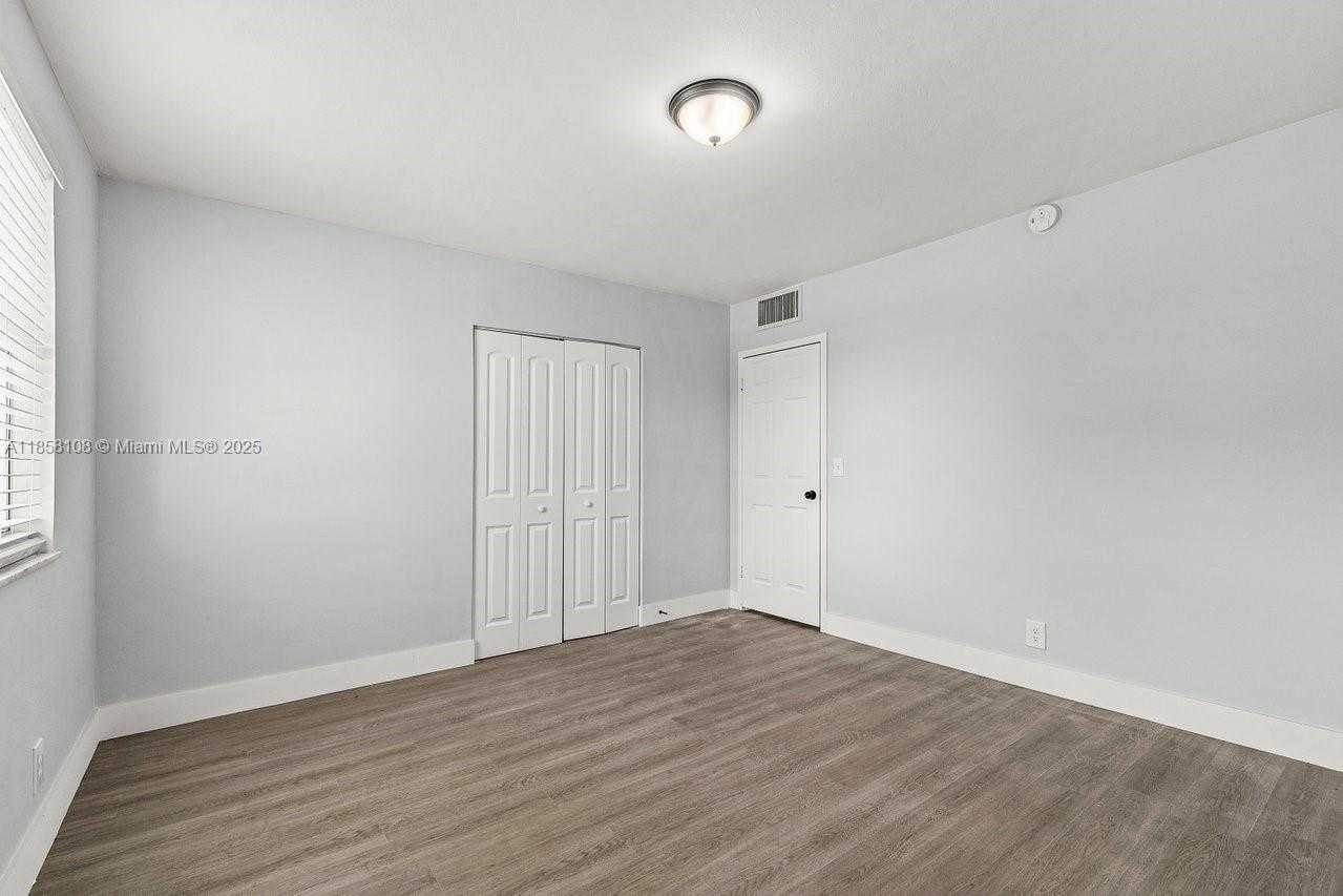 Small Image of 1530 CRESCENT CIR #8, West Palm Beach Number 20