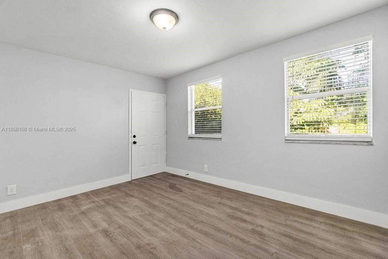 Small Image of 1530 CRESCENT CIR #8, West Palm Beach Number 21