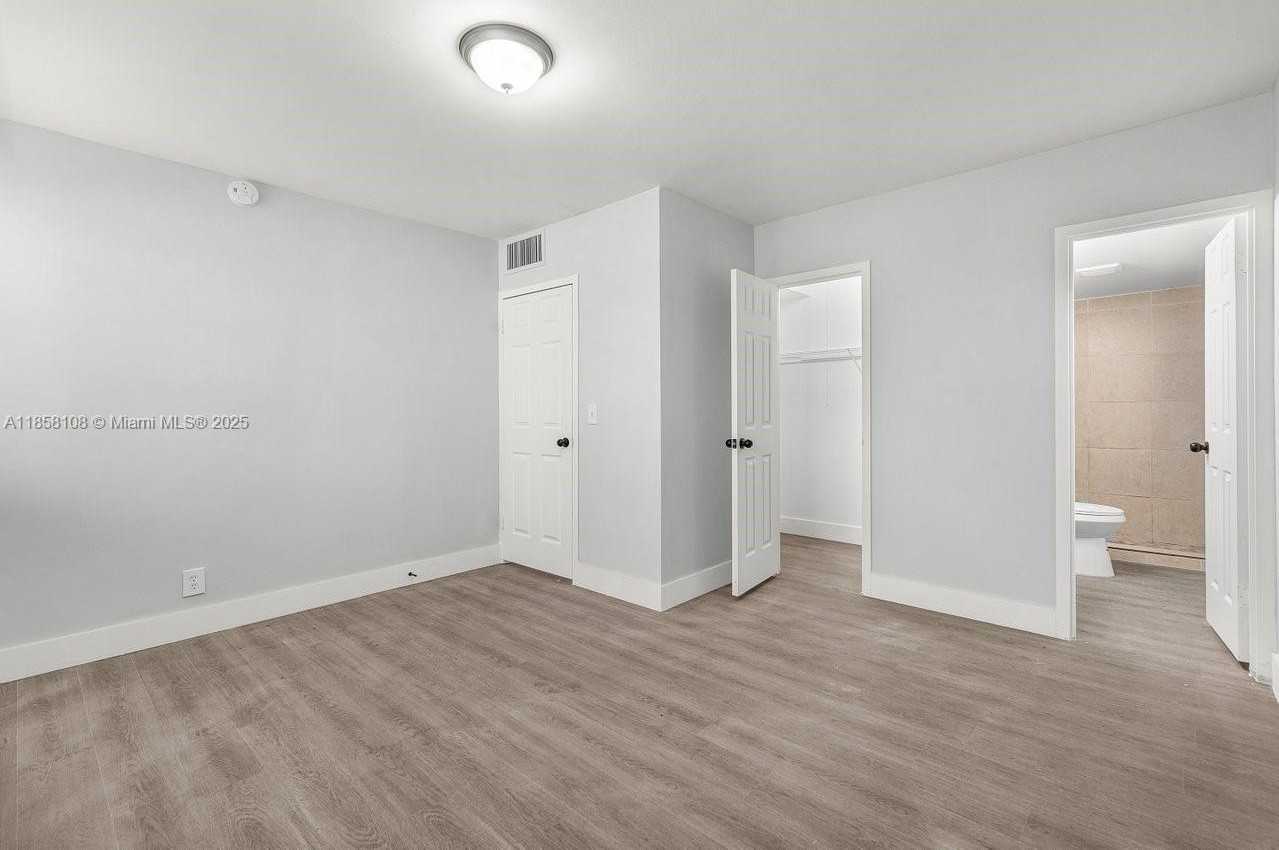 Small Image of 1530 CRESCENT CIR #8, West Palm Beach Number 22