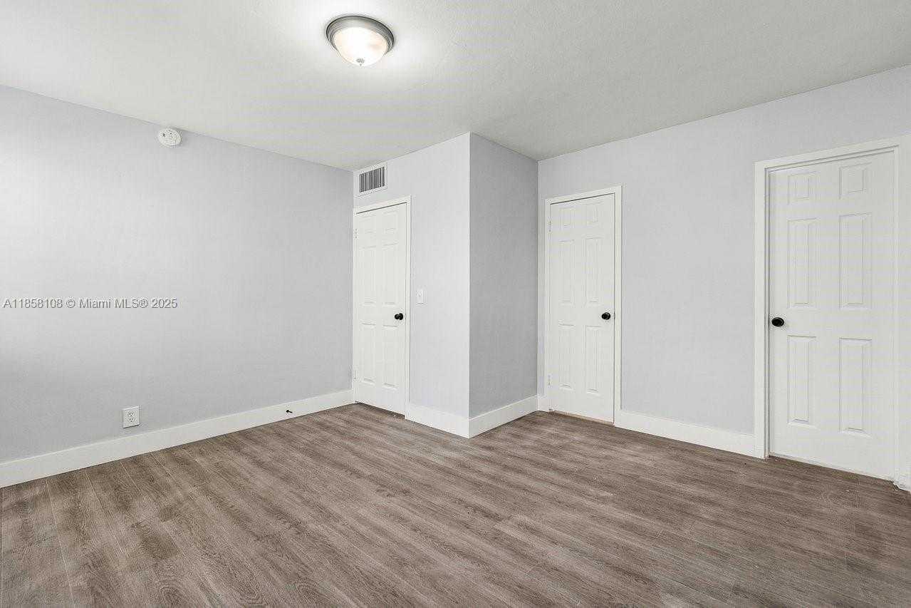 Small Image of 1530 CRESCENT CIR #8, West Palm Beach Number 23