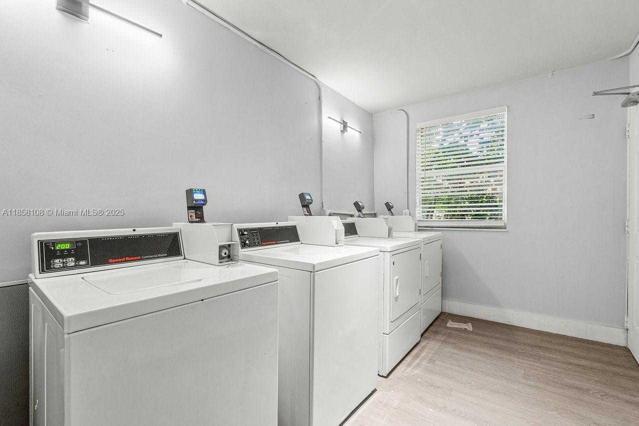 Small Image of 1530 CRESCENT CIR #8, West Palm Beach Number 26