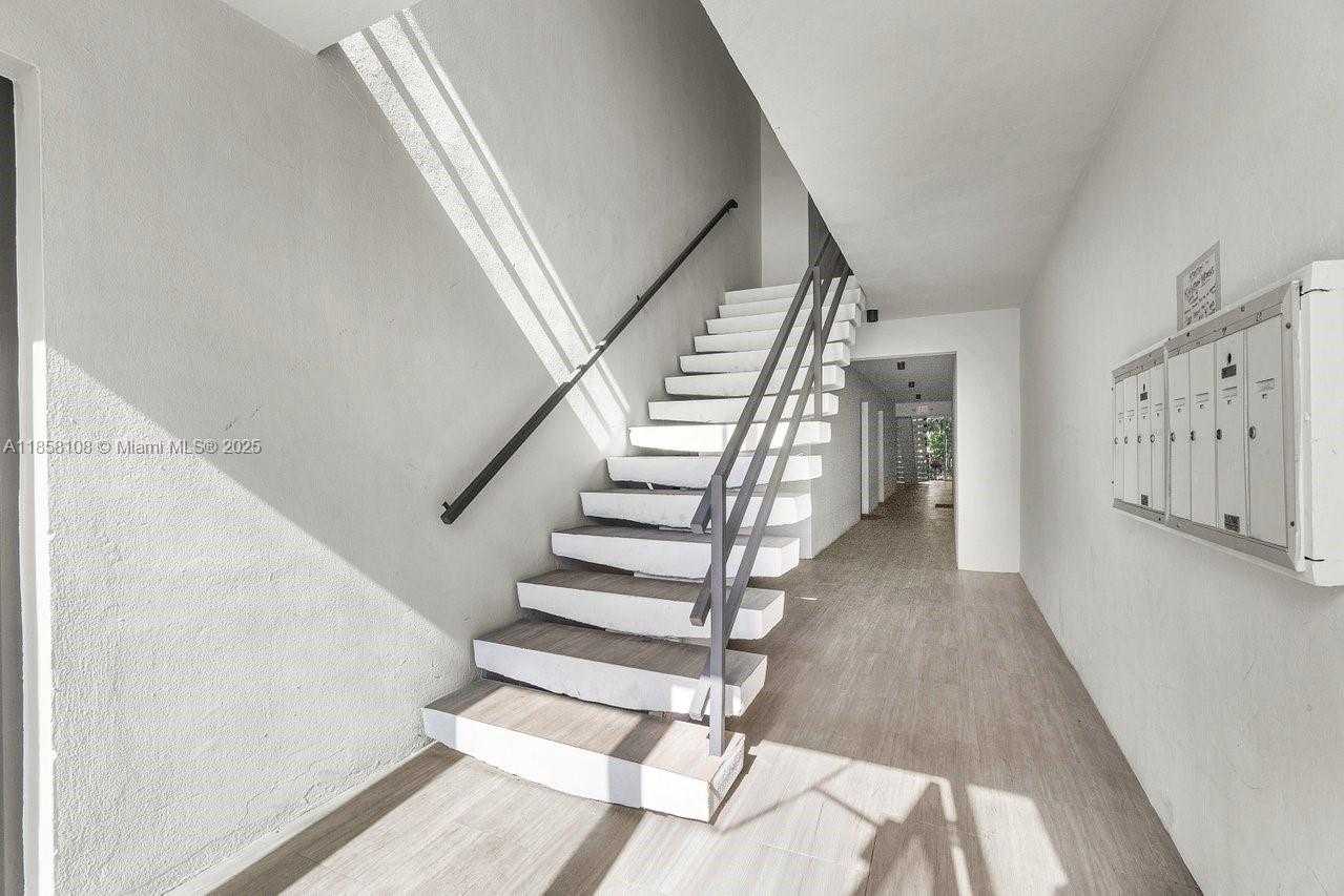 Small Image of 1530 CRESCENT CIR #8, West Palm Beach Number 3