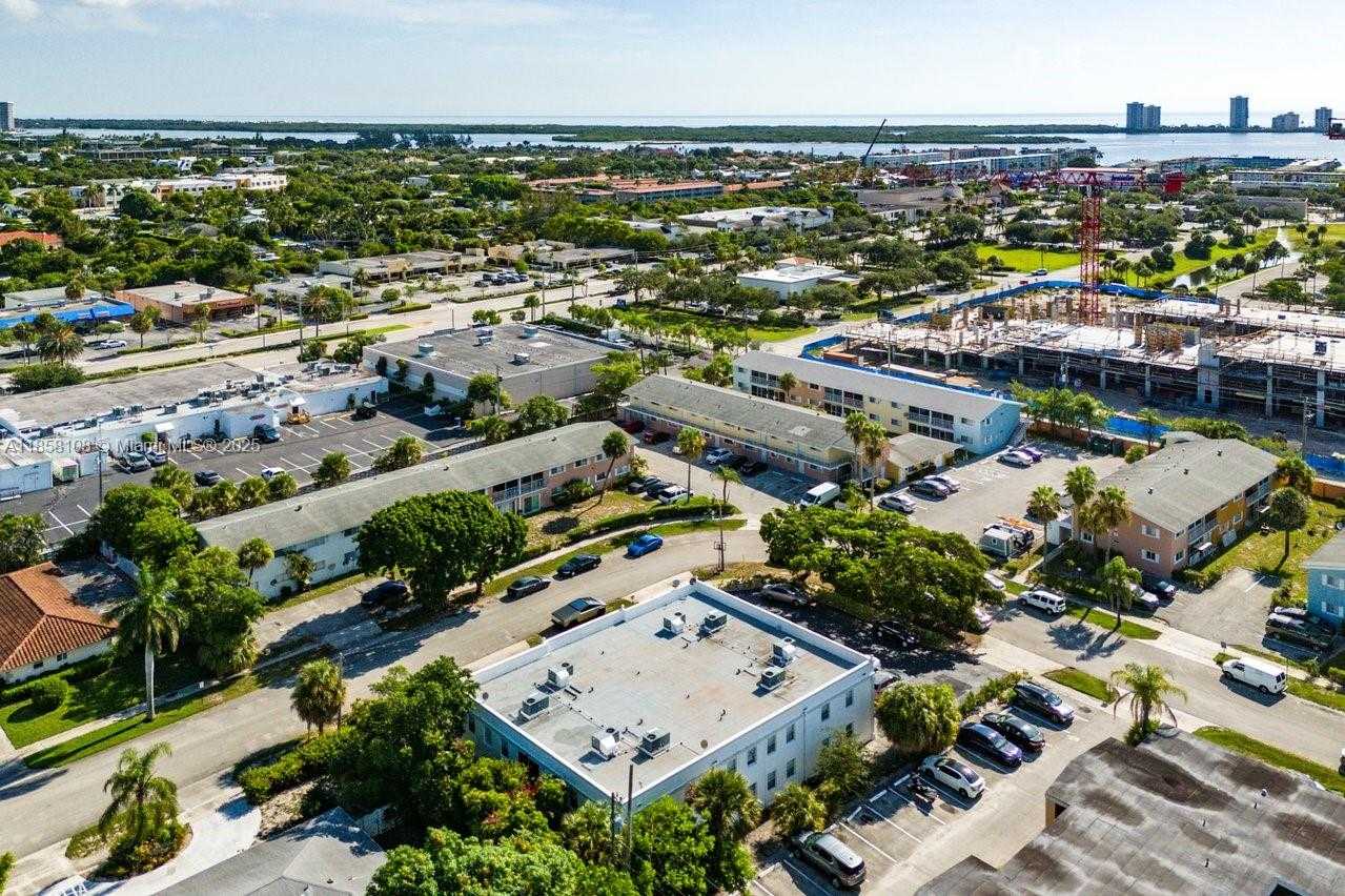 Small Image of 1530 CRESCENT CIR #8, West Palm Beach Number 34