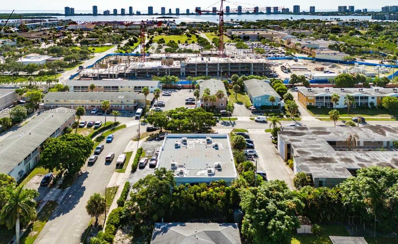 Small Image of 1530 CRESCENT CIR #8, West Palm Beach Number 35