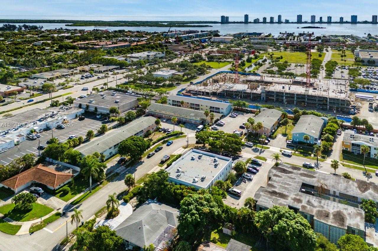 Small Image of 1530 CRESCENT CIR #8, West Palm Beach Number 36