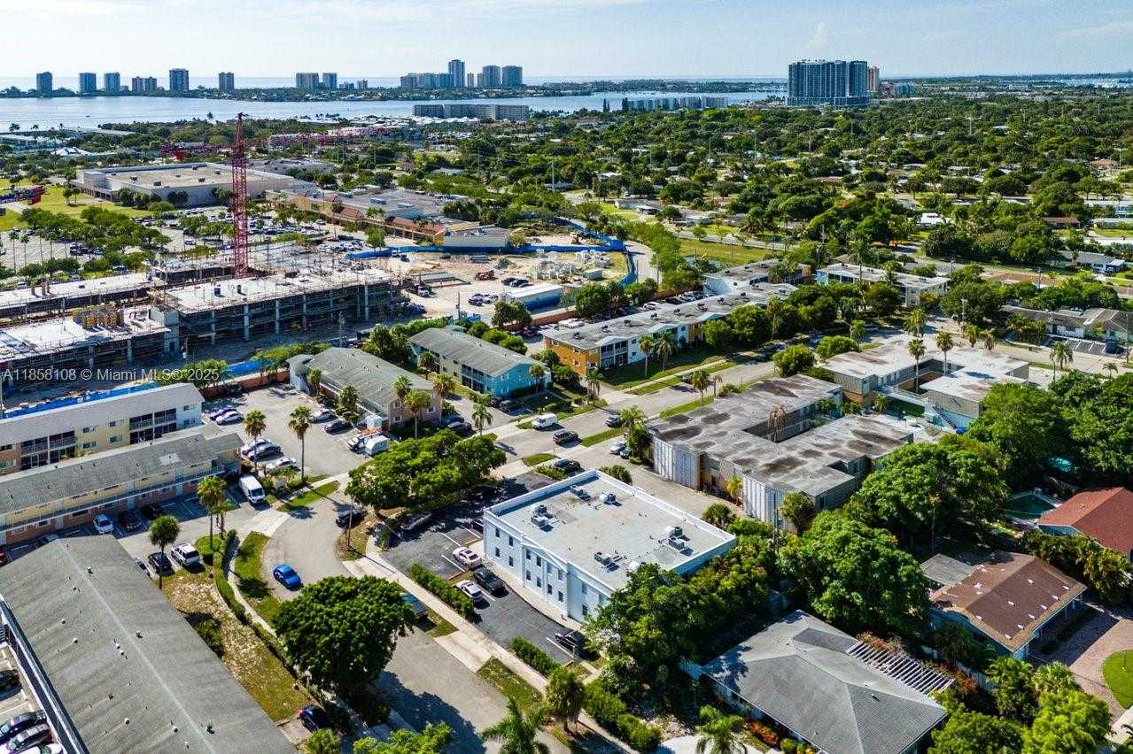 Small Image of 1530 CRESCENT CIR #8, West Palm Beach Number 37