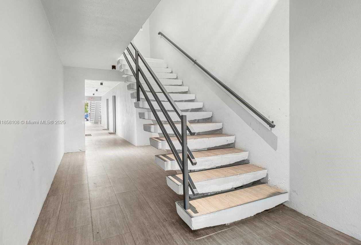 Small Image of 1530 CRESCENT CIR #8, West Palm Beach Number 4