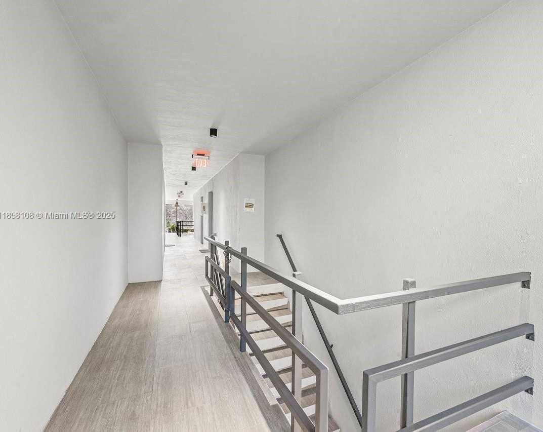 Small Image of 1530 CRESCENT CIR #8, West Palm Beach Number 5