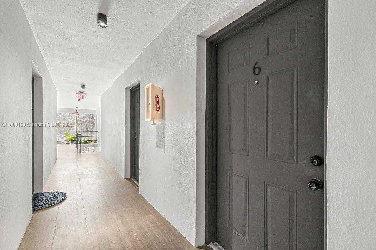 Small Image of 1530 CRESCENT CIR #8, West Palm Beach Number 7