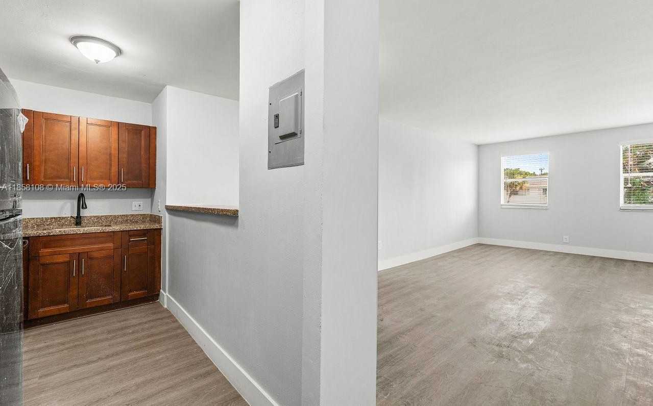 Small Image of 1530 CRESCENT CIR #8, West Palm Beach Number 9