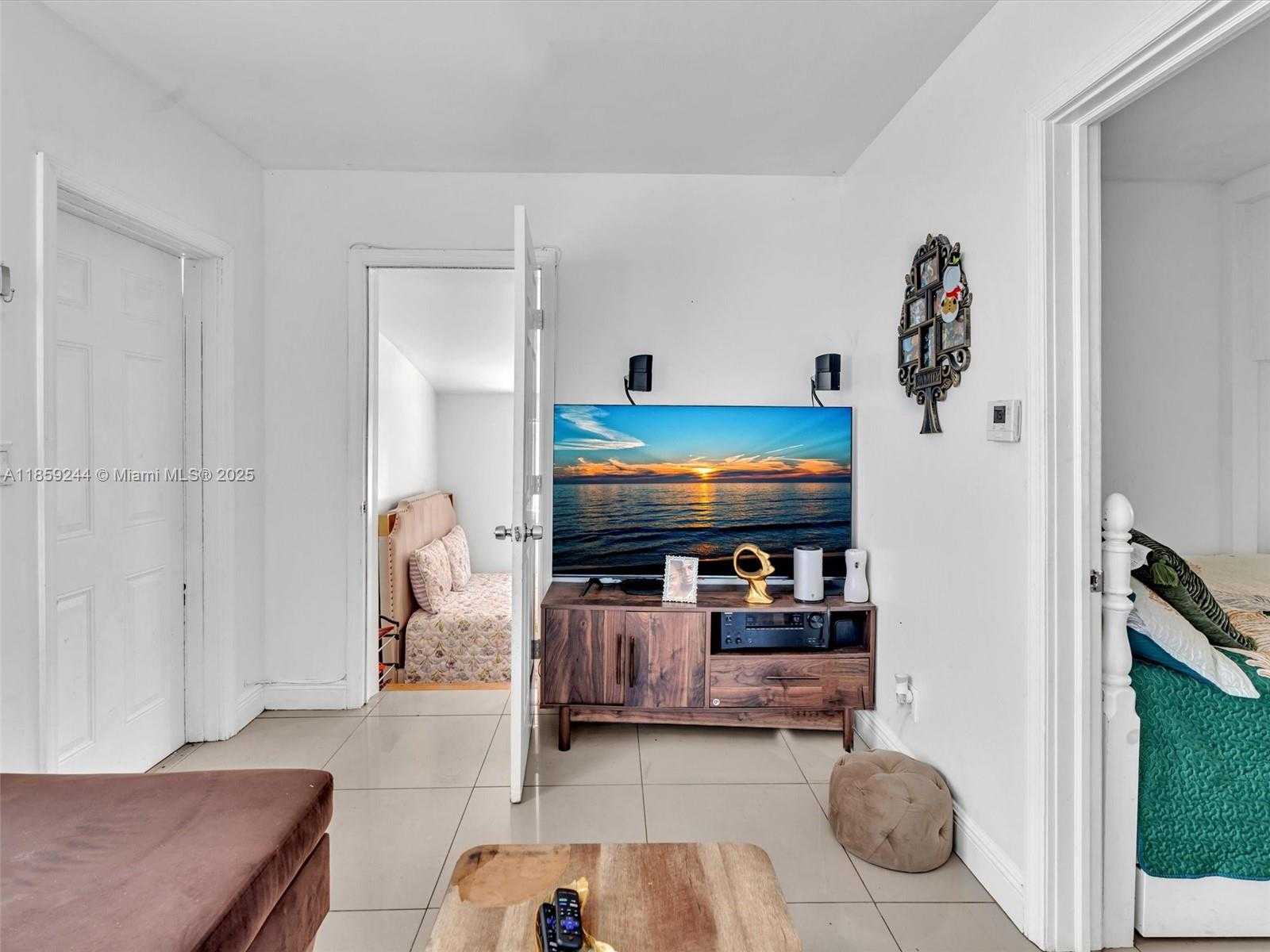 Small Image of 2128 CLEVELAND ST #2, Hollywood Number 31