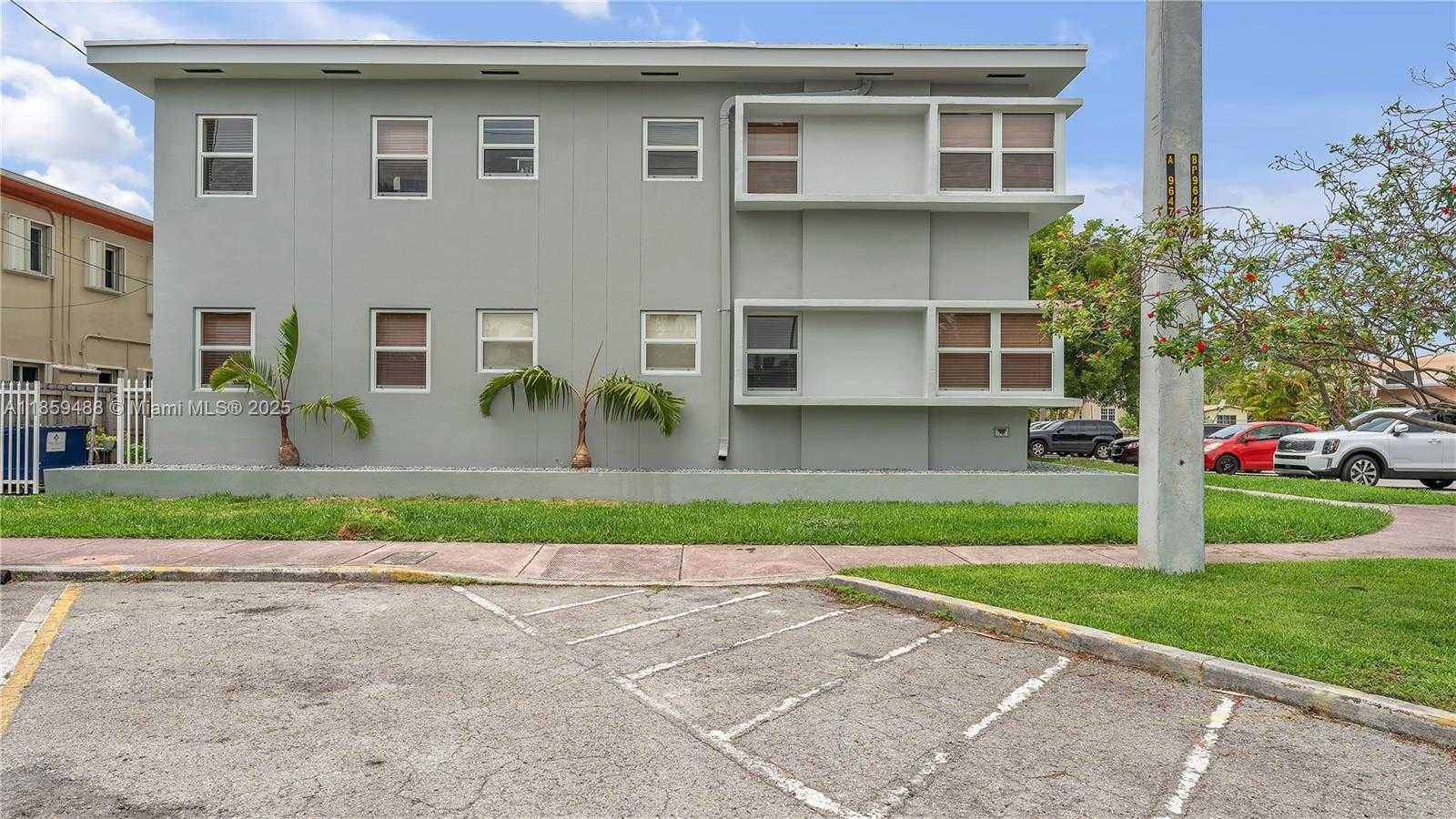 Small Image of 1905 CALAIS DR #8, Miami Beach Number 11