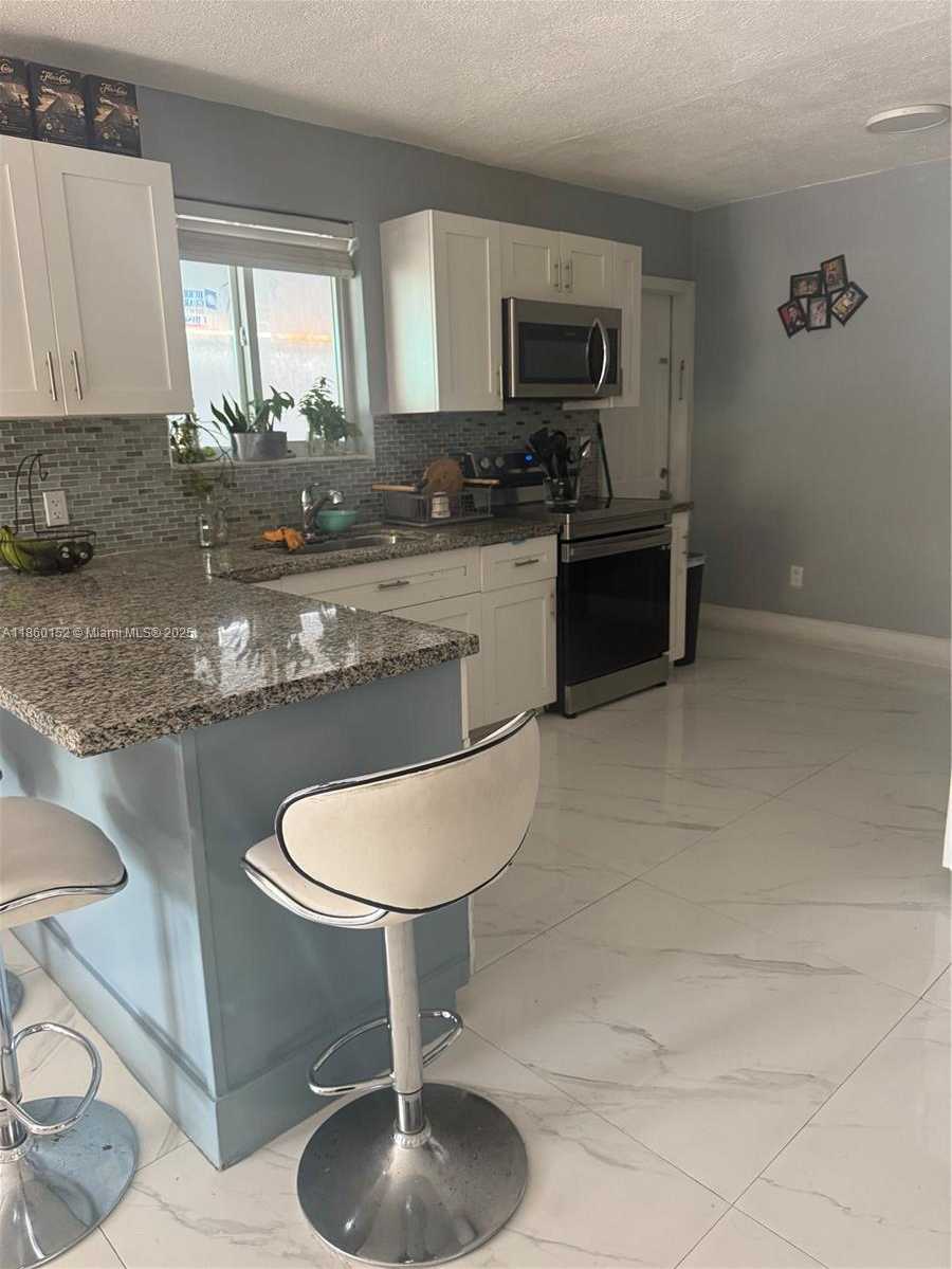 Small Image of 3285 NORTH WEST 92ND ST #2, Miami Number 4