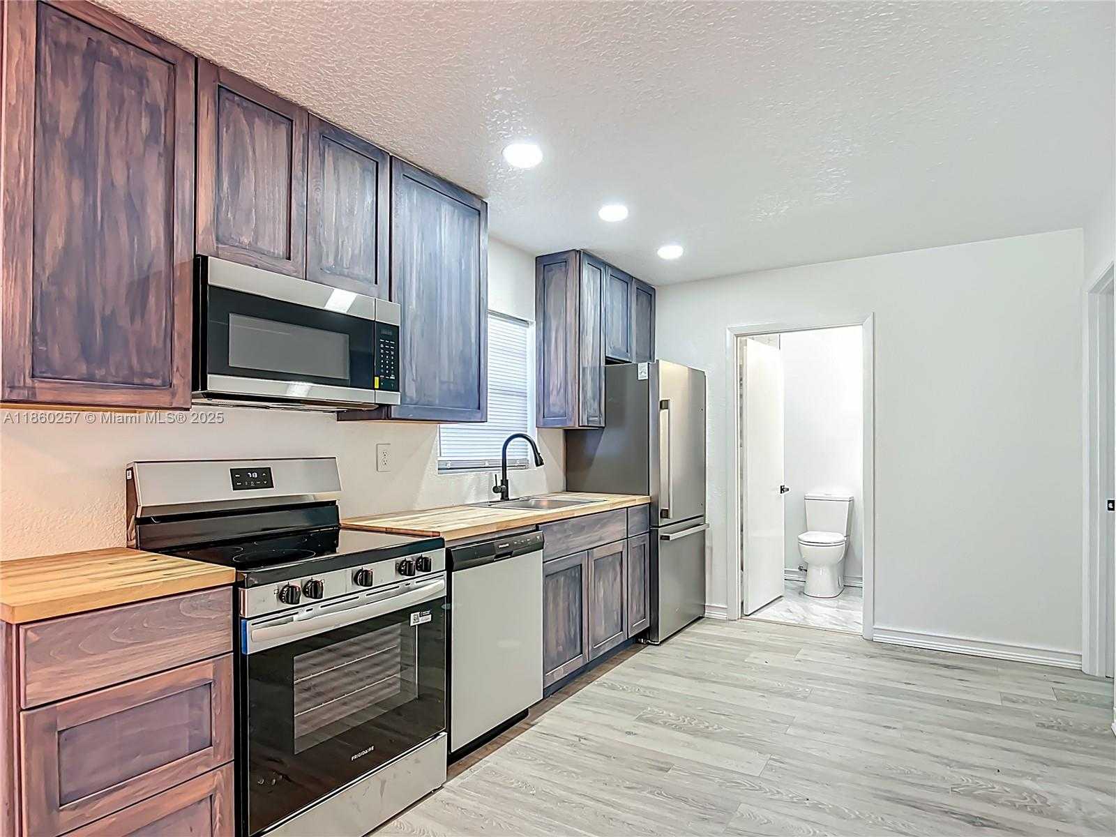 Small Image of 8781 S LAKESHORE DRIVE FLORAL CITY #2, Other City - In The State Of Florida Number 32
