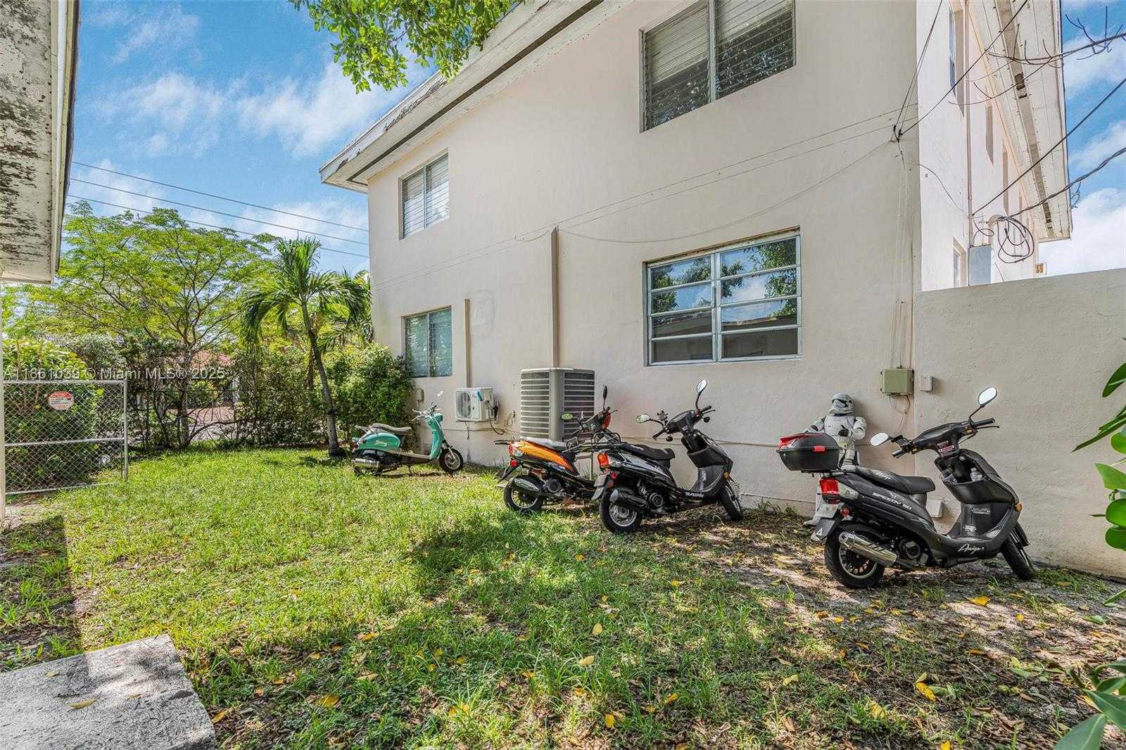Small Image of 8031 HAWTHORNE AVE #4, Miami Beach Number 2