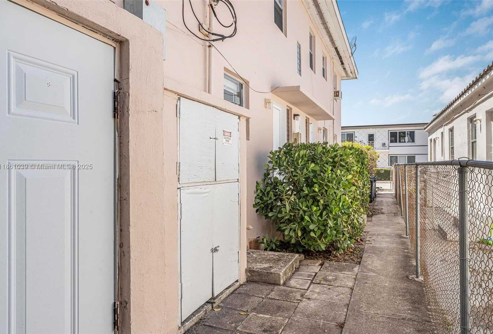 Small Image of 8031 HAWTHORNE AVE #4, Miami Beach Number 21