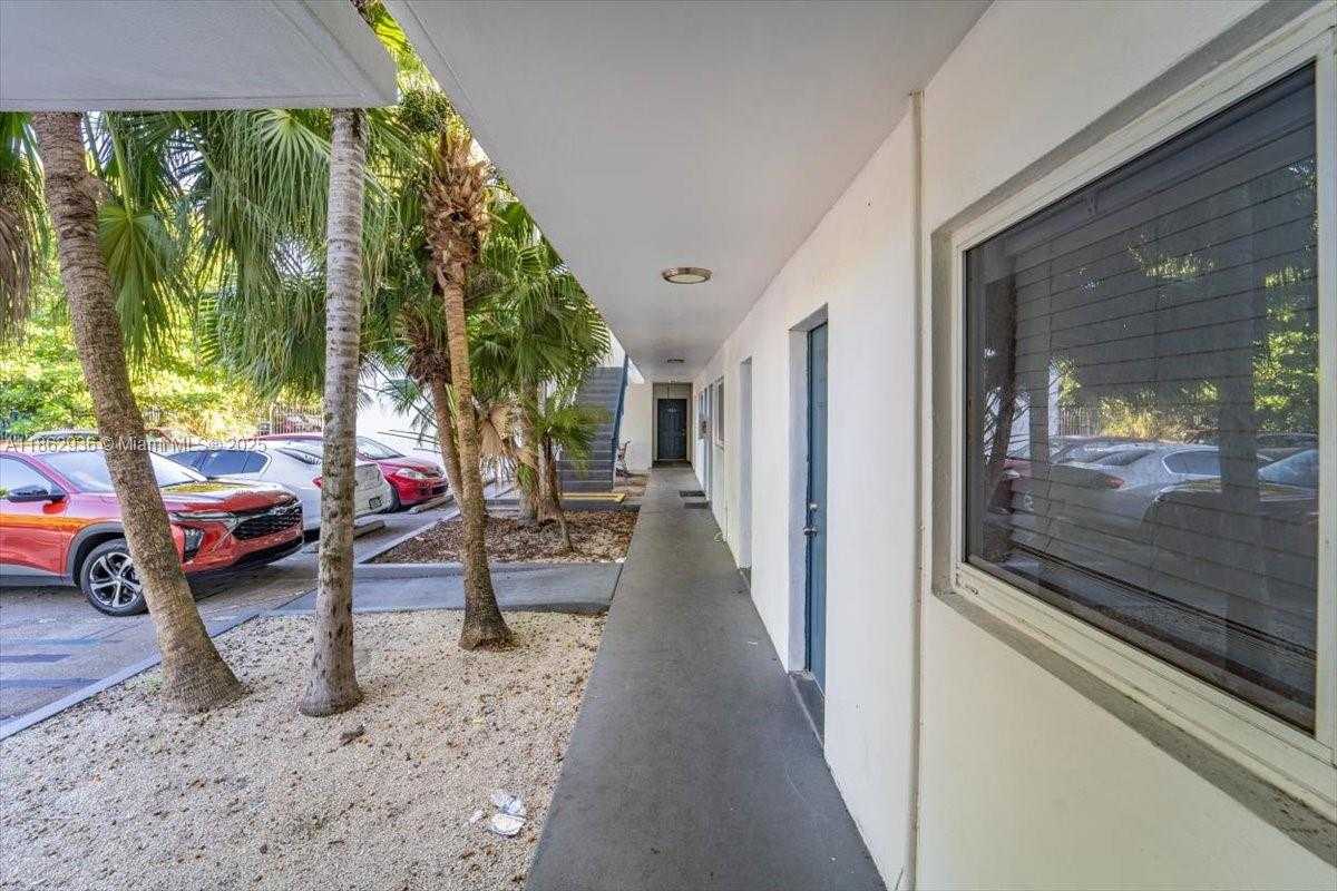 Small Image of 13201 MEMORIAL HWY #28, North Miami Number 10